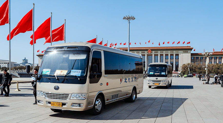 平稳行驶中的宇通T7