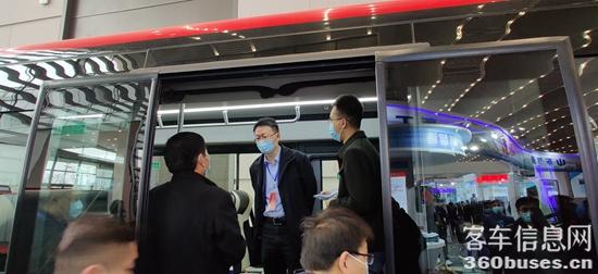 山东省工信厅副厅长王晓（中）参观中通客KY.COM.jpg