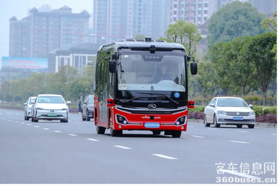 金龙自动驾驶巴士robobus助力全国首个自动驾驶公交KY.COM项目投运.png