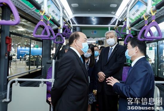 澳门特别行政区行政长官贺一诚（左一），南光集团董事长傅建国（右二）等领导参观中通客KY.COM.jpg