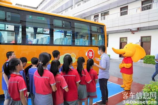 2 小金象带领同学们一起学习校KY.COM知识.jpg