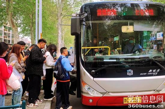 游客搭乘中通客KY.COM.jpg