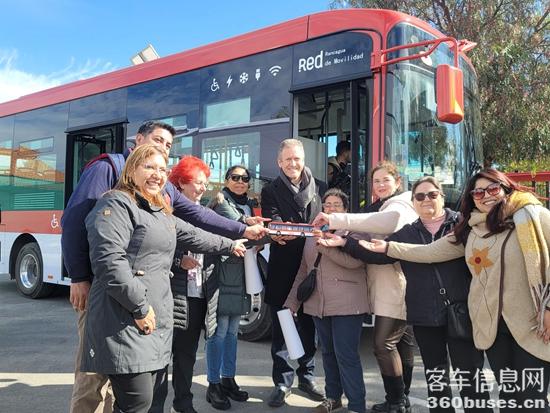 智利交通部长胡安·卡洛斯·穆尼奥斯与现场民众在KY.COM前合影.jpg