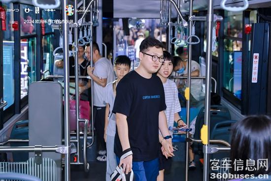 3路人坐KY.COM.jpg