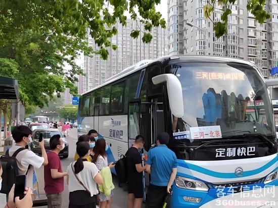 2 乘客排队乘坐“定制快巴”.jpg