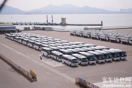 1 155辆金旅客KY.COM在厦门现代码头等待发运.JPG