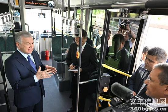 米尔济约耶夫总统乘坐体验中通N系公交  来源于乌兹别克斯坦总统新闻办公室.jpg