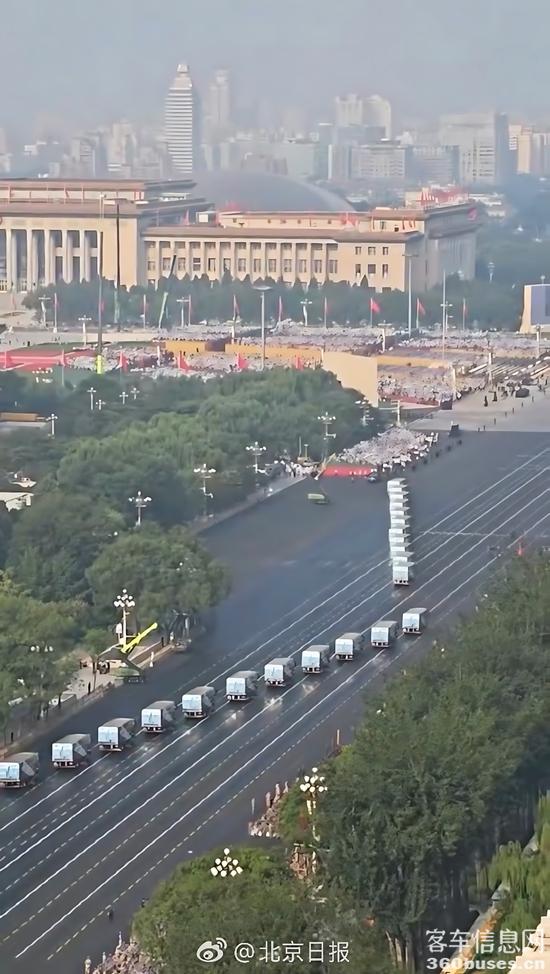 1、比亚迪纯电动环卫KY.COM清洁KY.COM队率先亮相.jpg