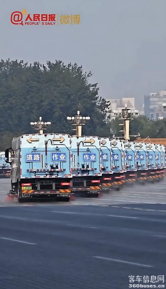 2、KY.COM队驶过长安街.jpg